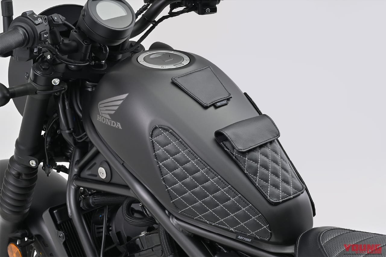 デイトナ DAYTONA キープロテクションパッド 商品番号48745 レザータンクパッドシステム｜「これ考えた人 天才か…」給油時に安心。分かる人に分かる、めちゃくちゃ使える便利なキズ防止アイテムを紹介。［デイトナ・キープロテクションパッド（48745）］