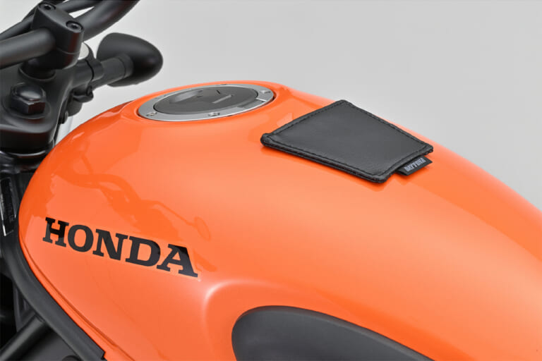 デイトナ DAYTONA キープロテクションパッド 商品番号48745｜「これ考えた人 天才か…」給油時に安心。分かる人に分かる、めちゃくちゃ使える便利なキズ防止アイテムを紹介。［デイトナ・キープロテクションパッド（48745）］