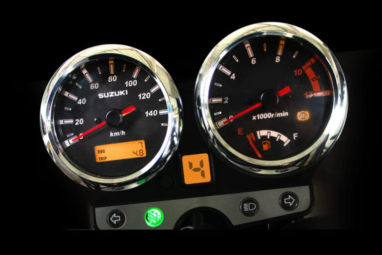 SUZUKI GN125|足つき抜群の119kgボディにABSをプラス! キャブ車なのに近代的な安心感。スズキ「GN125 ABS」に2027年モデルが登場【海外】