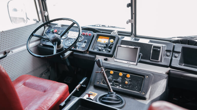 「えーっ…今とイメージが全然違う」50年前のボルボ車。真四角なデザインが斬新すぎる！ とんでもない走破性を持つ軍用車ベースのC303を紹介