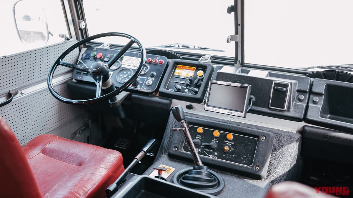|「えーっ…今とイメージが全然違う」50年前のボルボ車。真四角なデザインが斬新すぎる! とんでもない走破性を持つ軍用車ベースのC303を紹介
