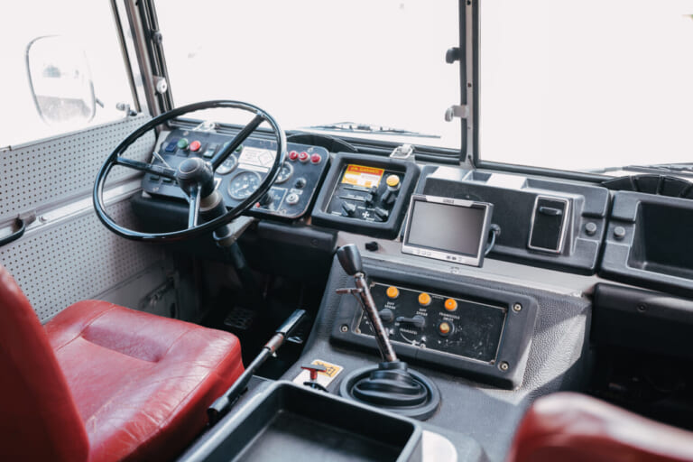 1974年 ボルボ C303 車内 運転席 インパネ コンソール|「えーっ…今とイメージが全然違う」50年前のボルボ車。真四角なデザインが斬新すぎる! とんでもない走破性を持つ軍用車ベースのC303を紹介