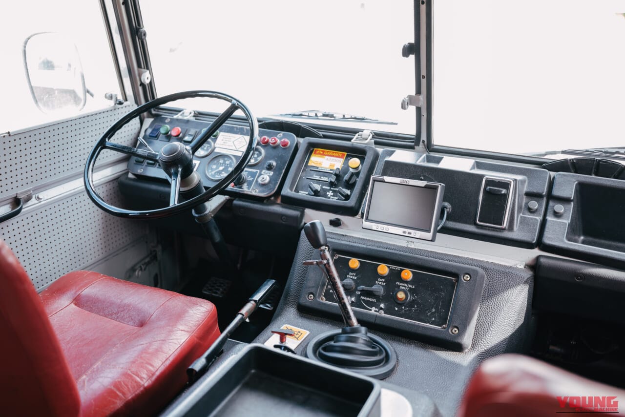 1974年 ボルボ C303 車内 運転席 インパネ コンソール|「えーっ…今とイメージが全然違う」50年前のボルボ車。真四角なデザインが斬新すぎる! とんでもない走破性を持つ軍用車ベースのC303を紹介