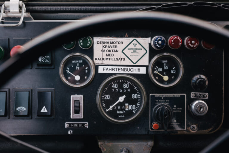 1974年 ボルボ C303 インパネ 補助スイッチ｜「えーっ…今とイメージが全然違う」50年前のボルボ車。真四角なデザインが斬新すぎる！ とんでもない走破性を持つ軍用車ベースのC303を紹介