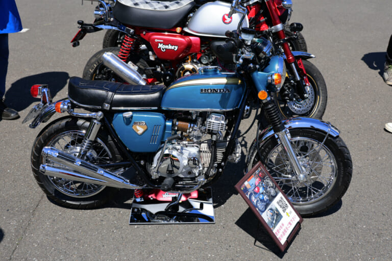 「製作費230万オーバー!?」人と並ぶと脳がバグる、124ccで再現した『CB750Four』の驚くべき完成度