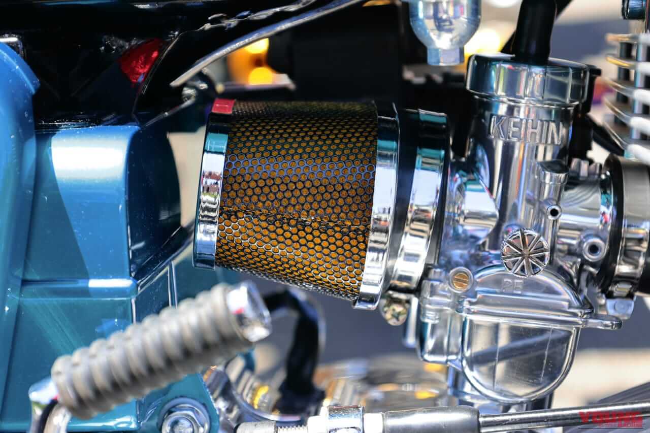 |「製作費230万オーバー!?」人と並ぶと脳がバグる、124ccで再現した『CB750Four』の驚くべき完成度