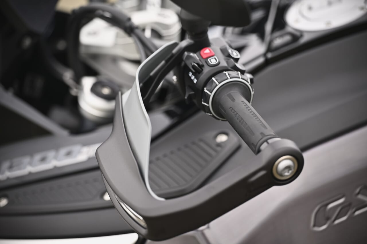 BMW R1300 GS Adventure Touring ASA|【オートマ仕様のASA&レーダー装備がロングツーリングの概念を一変させる!】BMW R1300 GS Adventure Touring ASA試乗レポート