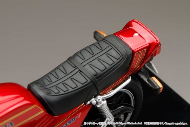 角ミラーか、丸ミラーか。青春のバイブルをデスクの上に。巨摩郡仕様のホンダCB750Fが1/24スケールで待望の立体化【バリバリ伝説】｜角ミラーか、丸ミラーか。青春のバイブルをデスクの上に。巨摩郡仕様のホンダCB750Fが1/24スケールで待望の立体化【バリバリ伝説】
