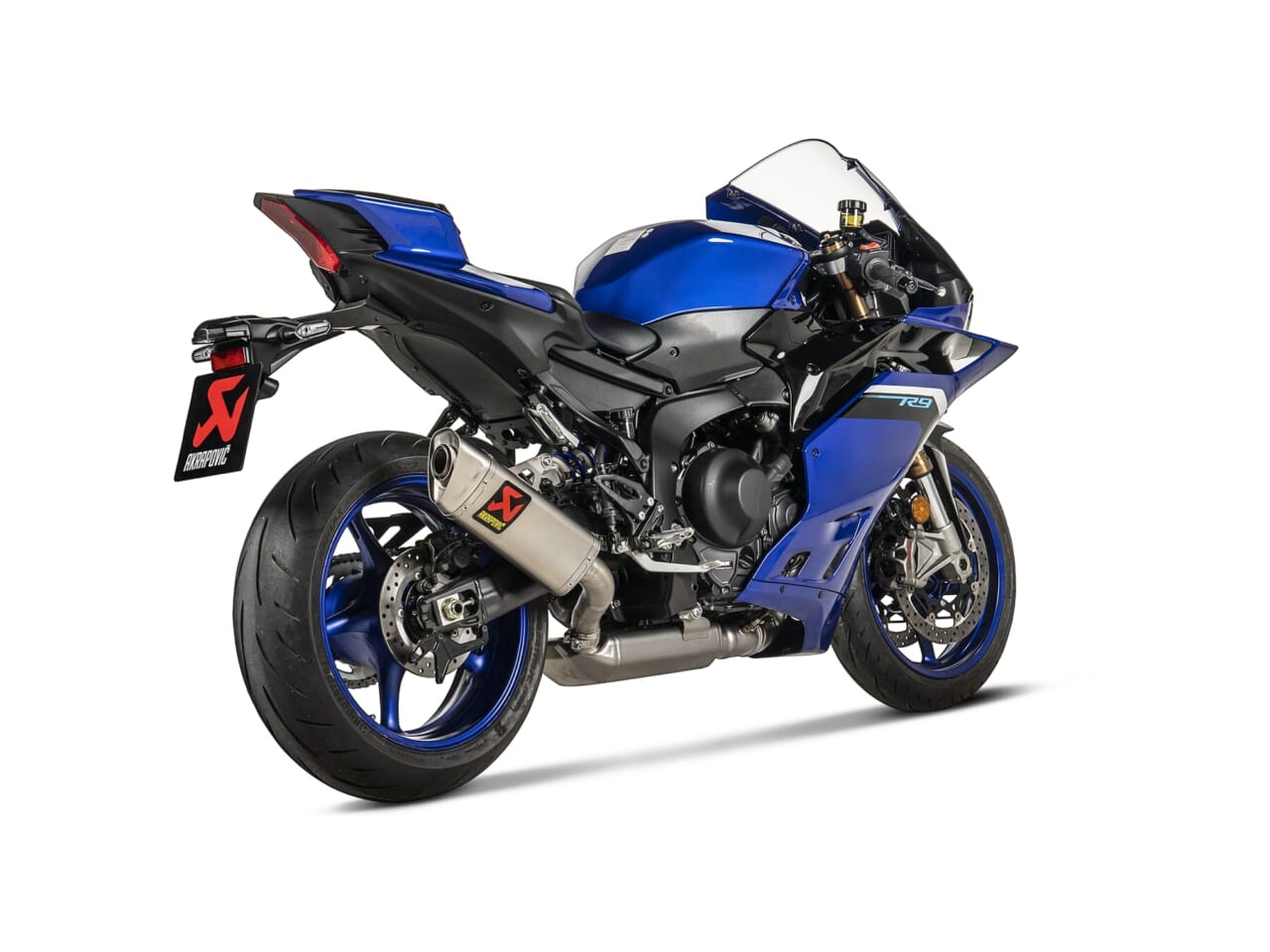 ヤマハの新世代3気筒スーパースポーツ『YZF-R9』に、早くもアクラポビッチのJMCA政府認証フルエキが登場！【WSSP譲りのルックスで3馬力上乗せ】