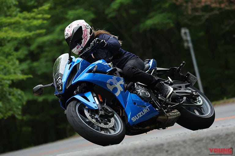 SUZUKI GSX-8R｜「スズキってこんなに楽しかったの!?」岡崎静夏が驚いた2025年のベスト試乗3台！【ホンダとヤマハ、カワサキの違いも語る】