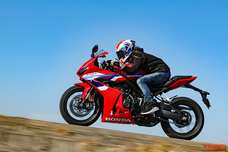 Honda CBR650R E-Clutch|「スズキってこんなに楽しかったの!?」岡崎静夏が驚いた2025年のベスト試乗3台!【ホンダとヤマハ、カワサキの違いも語る】