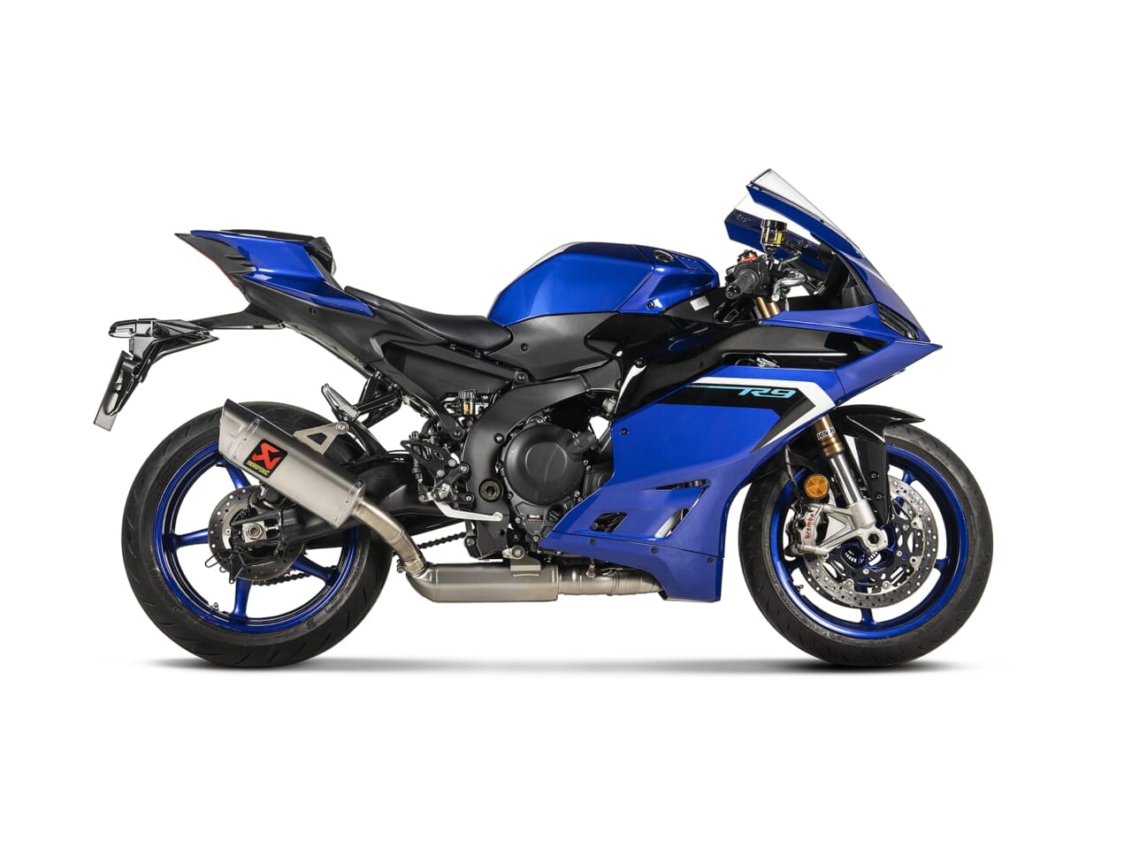 ｜ヤマハの新世代3気筒スーパースポーツ『YZF-R9』に、早くもアクラポビッチのJMCA政府認証フルエキが登場！【WSSP譲りのルックスで3馬力上乗せ】