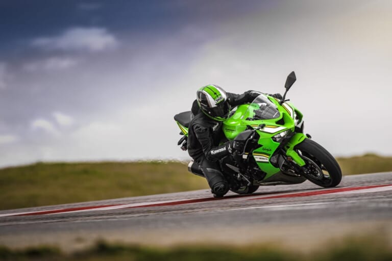 KAWASAKI ZX-6R｜カワサキとAraiが共演。航空宇宙技術を用い、剛性と軽量化を極めた特別仕様カーボンヘルメットのプレゼントキャンペーン実施中！