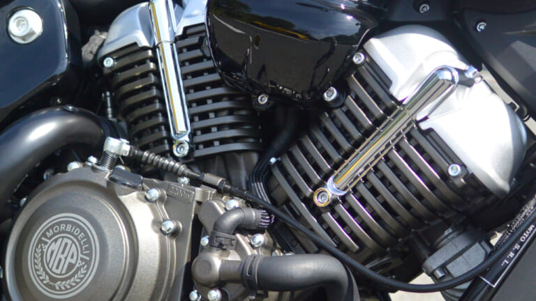 「これ、本当に250cc…?」かつての国産ニーハンの“狂気”を思い起こさせる2台の黒船【ガレージで酒が呑める75万円のVツイン】