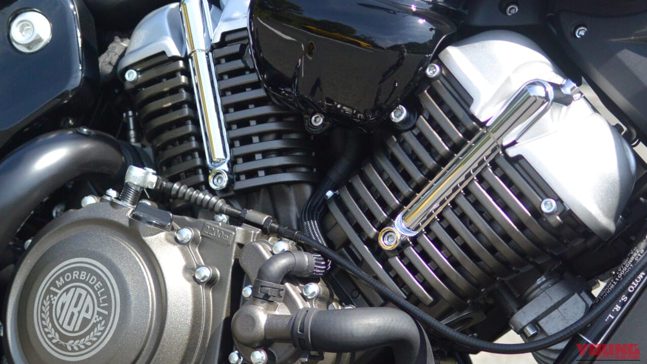 「これ、本当に250cc…？」かつての国産ニーハンの“狂気”を思い起こさせる2台の黒船【ガレージで酒が呑める75万円のVツイン】