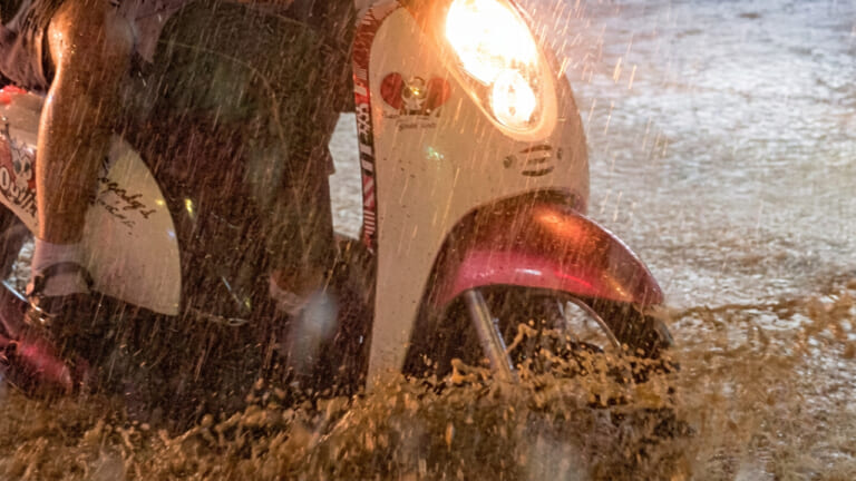 【愛車を守る台風対策】カバーは外して1速に入れよ! 走行中だけでなく「駐輪場」でも牙を剥く強風のいなし方