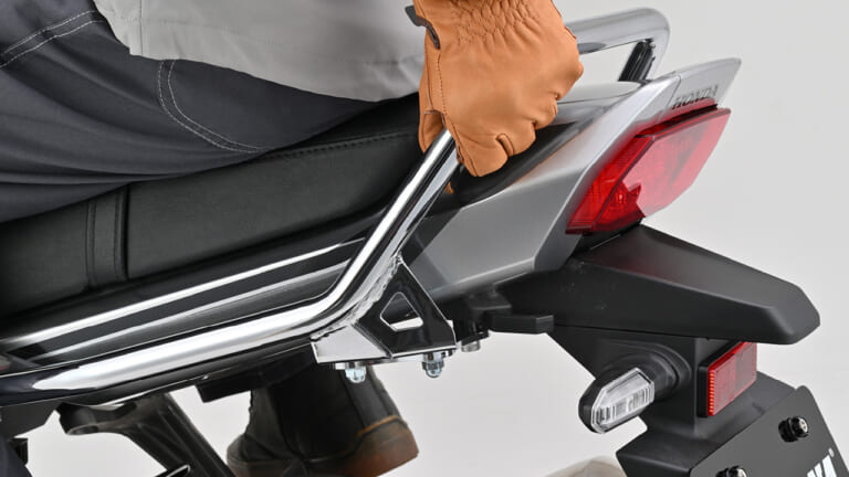 車庫入れの苦労を軽減し、タンデムの安心感を高める22.2mm径スチール製CB1000F専用グラブバーがデイトナから発売