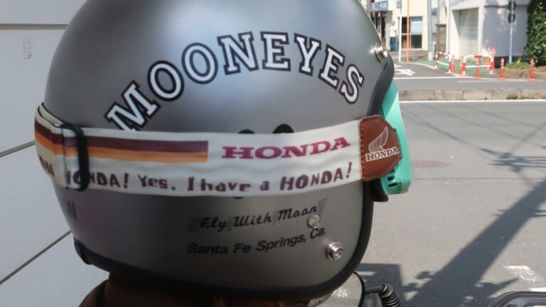 往年の名CMのアンサーを刻んだ、レインボーラインが目を引くホンダライセンス取得ゴーグルが登場。UVカットレンズと快適な装着感で目を守りながら、ノスタルジックなスタイルを楽しむ