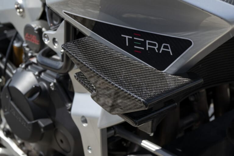 bimota TESI H2 TERA｜フロントフォークなし・究極のハブステア×200馬力! アドベンチャーの常識を激変させる、スーパーチャージャー搭載のビモータ新型「TESI H2 TERA」が日本上陸