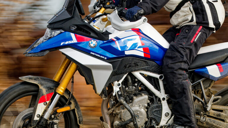 扱いやすさと本格装備の両立。BMW F450GSの実力をシチリア島の泥んこセクションで徹底検証!【新型試乗インプレ】