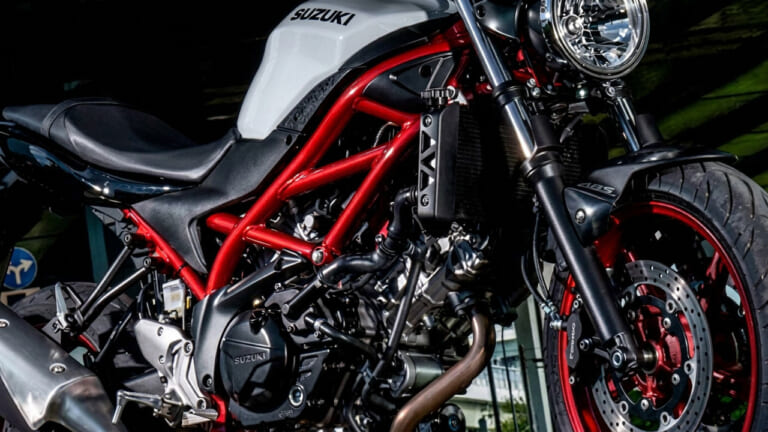 生産終了でも色褪せないスズキの名機SV650ABS! 中古車購入前に知りたいポジションと走行性能を、2021年モデル試乗レビューで振り返り【バイク選び】