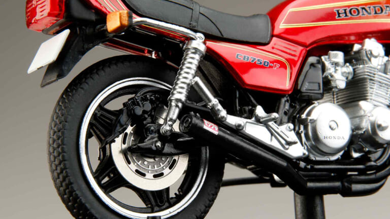 角ミラーか、丸ミラーか。青春のバイブルをデスクの上に。巨摩郡仕様のホンダCB750Fが1/24スケールで待望の立体化【バリバリ伝説】