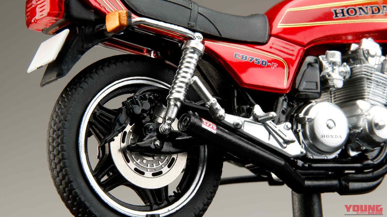 角ミラーか、丸ミラーか。青春のバイブルをデスクの上に。巨摩郡仕様のホンダCB750Fが1/24スケールで待望の立体化【バリバリ伝説】
