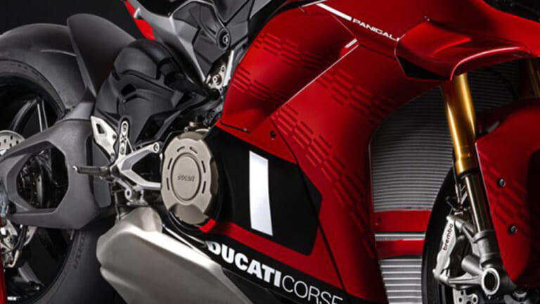 MotoGPの熱狂を公道へ。視線もコーナーも制圧するドゥカティ「パニガーレV4S＆ストリートファイターV4S」コルセ仕様が登場