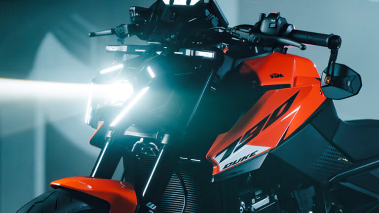 激変したブレーキ・足回りと従来モデルから2kg減の軽量化！ KTM新型「790 DUKE」2027年モデルが魅せる正当進化