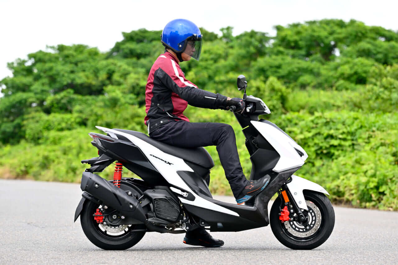 シグナスX｜【コーナリングが別次元に良くなった！】ヤマハ シグナスX2026年モデル試乗レポート