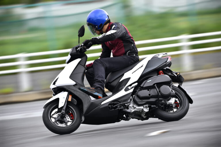 シグナスX|【コーナリングが別次元に良くなった!】ヤマハ シグナスX2026年モデル試乗レポート