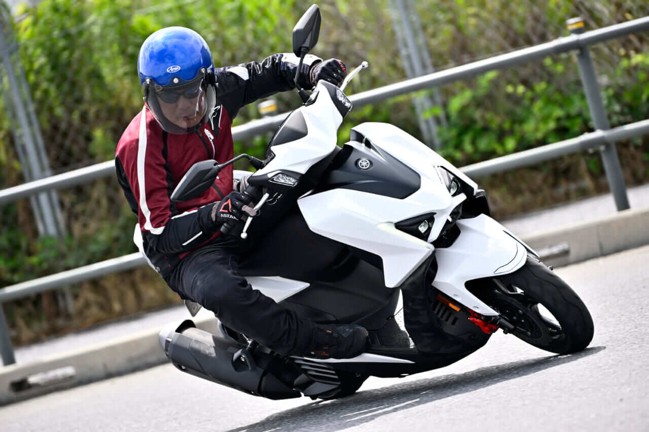 シグナスX|【コーナリングが別次元に良くなった!】ヤマハ シグナスX2026年モデル試乗レポート