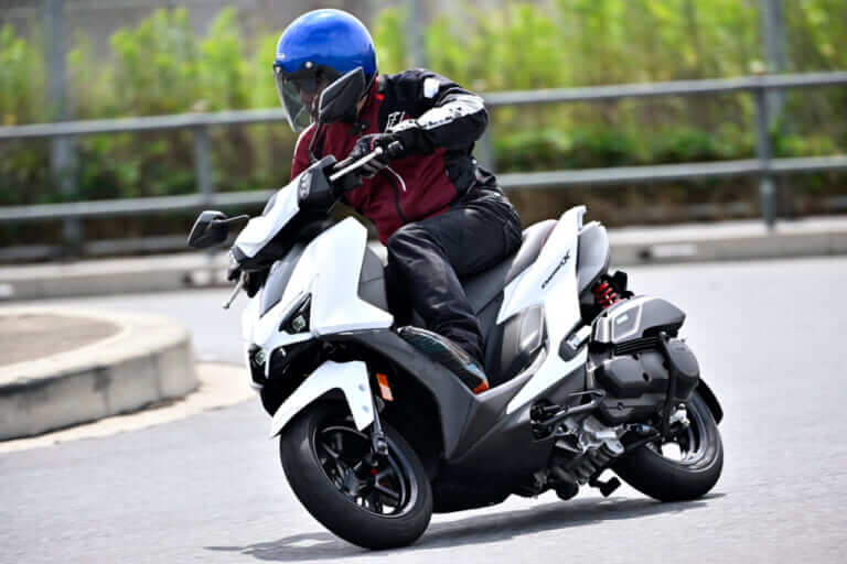 谷田貝 洋暁|【コーナリングが別次元に良くなった!】ヤマハ シグナスX2026年モデル試乗レポート