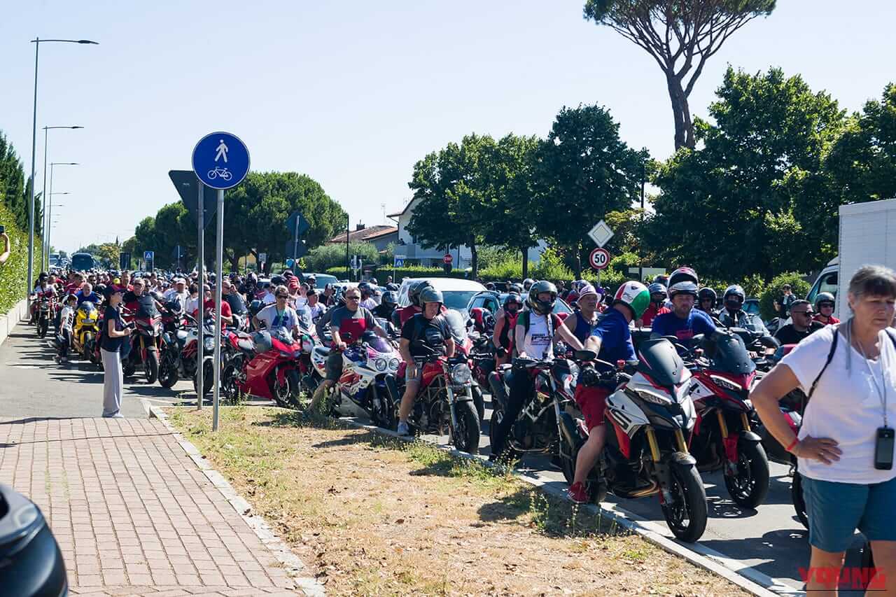 WDW会場入口へ続く道路は大渋滞で、会場が近づくほどバイクがすり抜けすることもできなくなった。｜来場12万人、パレードは驚異の18km！ドゥカティ100周年記念の『WDW2026』が史上最高のド迫力【マルケス、バニャイア、ストーナーも】