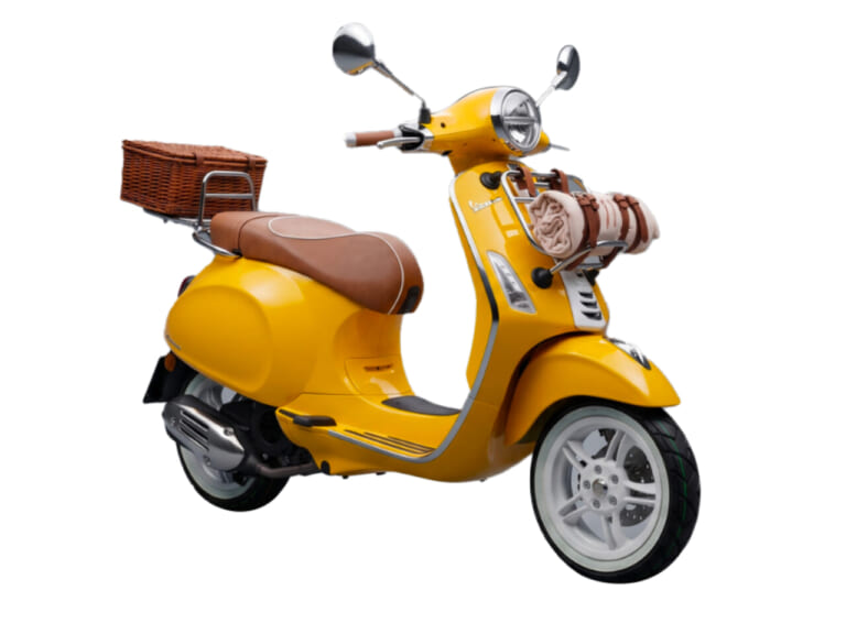 Vespa Primavera 125 Vespa x Gigi｜夏のリゾートが最高に似合うスクーター！ 伝統の名機がバカンス仕様に。ベスパとジジが贈る最高にエレガントなコラボモデル「プリマベーラ125 ジジ・エディション」が登場【海外】