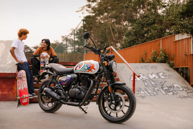 ROYAL ENFIELD HUNTER 350｜星座とボリウッドのアートを纏う、ストリートに映えるポップな新色。ロイヤルエンフィールド「ハンター350」2026年モデルに追加カラー2種が登場