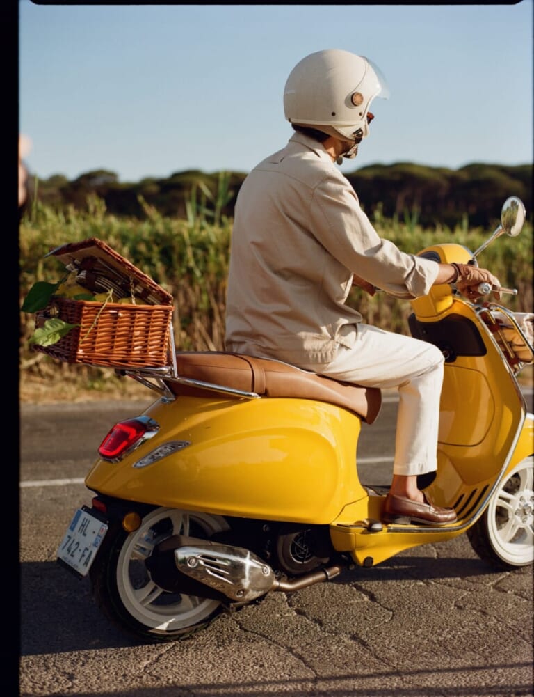 Vespa Primavera 125 Vespa x Gigi|夏のリゾートが最高に似合うスクーター! 伝統の名機がバカンス仕様に。ベスパとジジが贈る最高にエレガントなコラボモデル「プリマベーラ125 ジジ・エディション」が登場【海外】