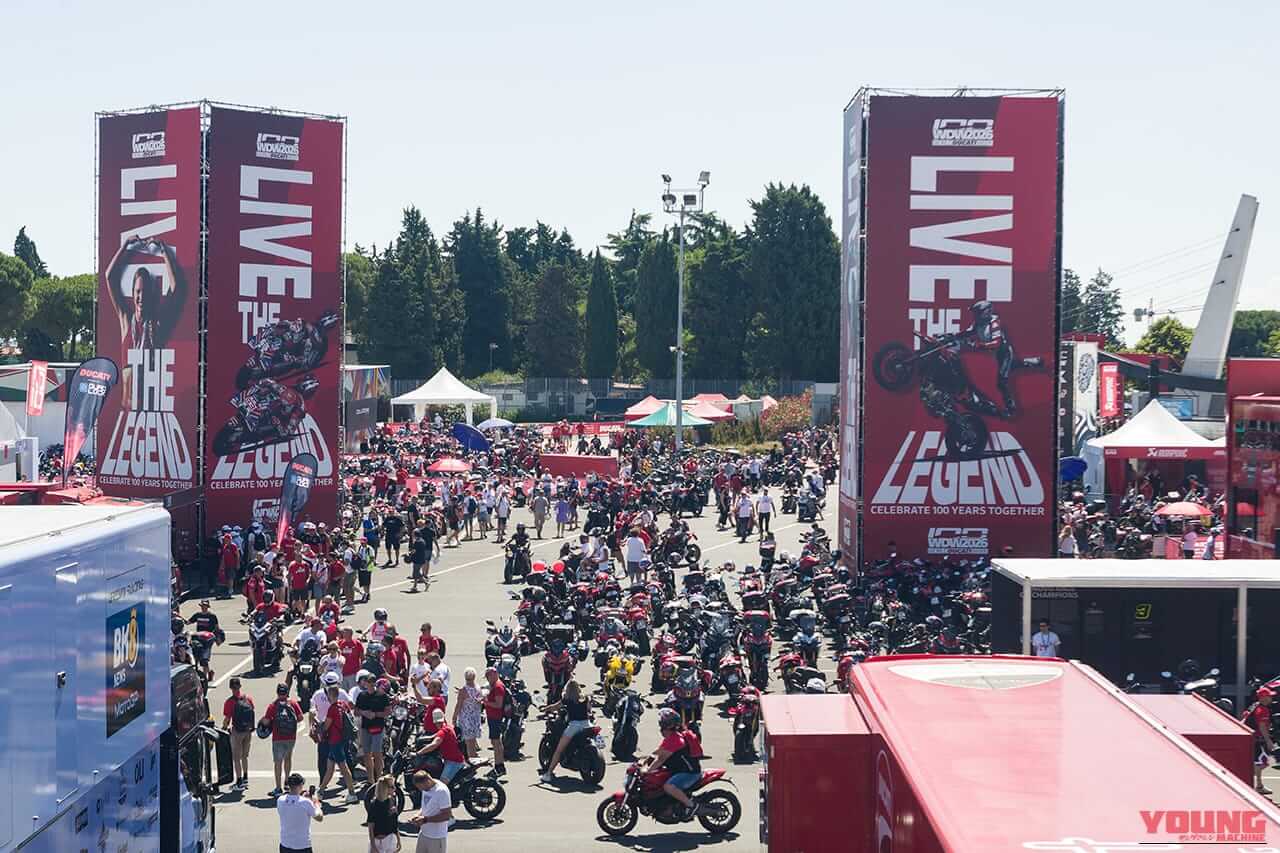 WDW会場、入場ゲート付近の様子。会場内のそこかしこにバイクを駐車可能で、会場全体がドゥカティ・ミュージアムと化す。｜来場12万人、パレードは驚異の18km！ドゥカティ100周年記念の『WDW2026』が史上最高のド迫力【マルケス、バニャイア、ストーナーも】
