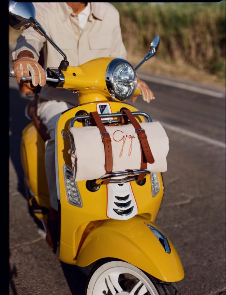 Vespa Primavera 125 Vespa x Gigi｜夏のリゾートが最高に似合うスクーター！ 伝統の名機がバカンス仕様に。ベスパとジジが贈る最高にエレガントなコラボモデル「プリマベーラ125 ジジ・エディション」が登場【海外】
