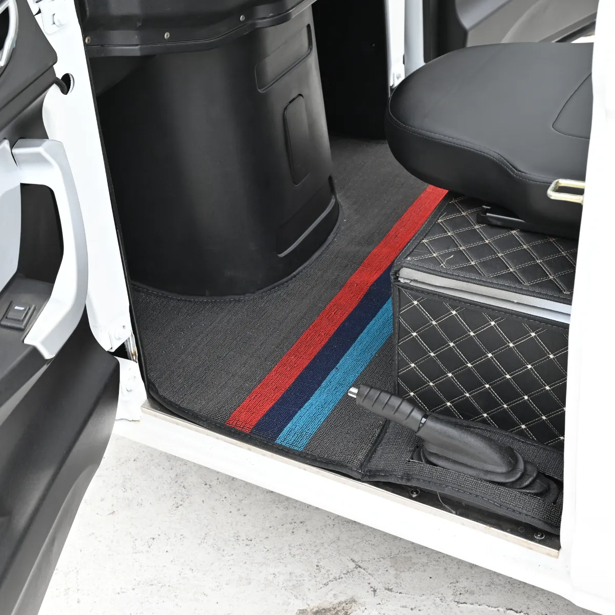 VIVEL TRACK(ビベルトラック)|【69万円〜】家庭用コンセントで手軽に充電。普通免許でOK、車検・車庫証明ナシ! お子さんの送迎に。街乗り最強の“3人乗りEV”が爆売れ中!