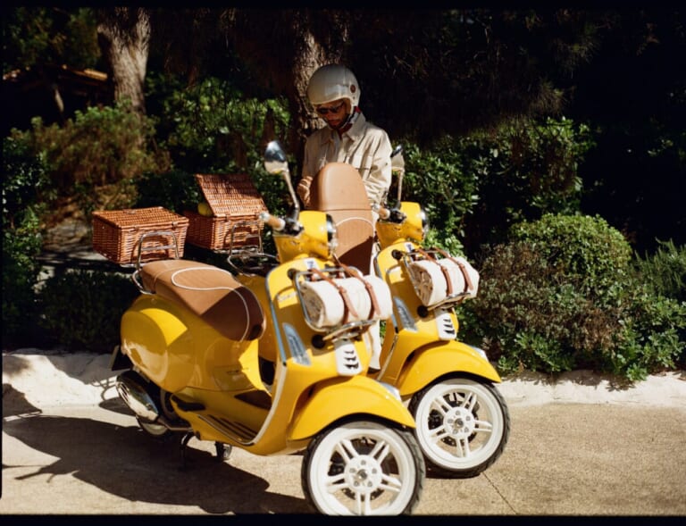 Vespa Primavera 125 Vespa x Gigi|夏のリゾートが最高に似合うスクーター! 伝統の名機がバカンス仕様に。ベスパとジジが贈る最高にエレガントなコラボモデル「プリマベーラ125 ジジ・エディション」が登場【海外】