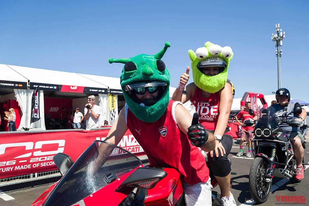 ヨーロッパでたまに見かけるヘルメット用の被り物。数万人集まったなかでも彼らくらいしか見かけなかった。|来場12万人、パレードは驚異の18km!ドゥカティ100周年記念の『WDW2026』が史上最高のド迫力【マルケス、バニャイア、ストーナーも】
