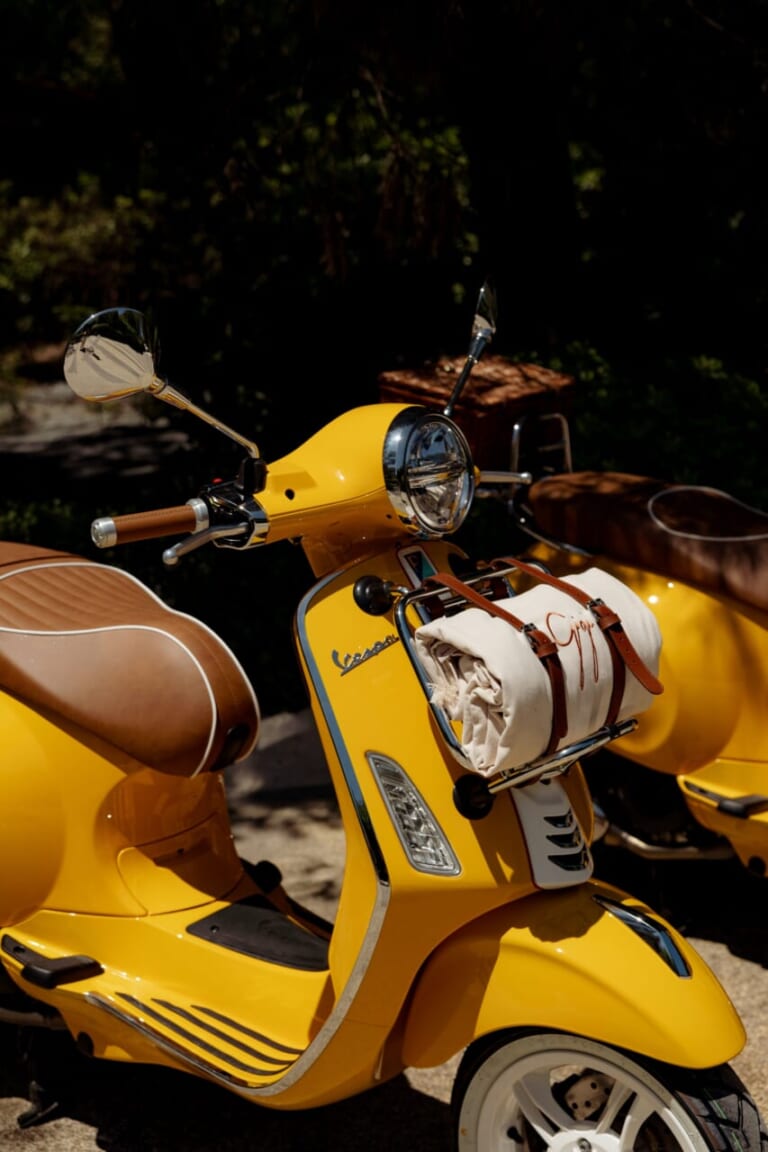 Vespa Primavera 125 Vespa x Gigi｜夏のリゾートが最高に似合うスクーター！ 伝統の名機がバカンス仕様に。ベスパとジジが贈る最高にエレガントなコラボモデル「プリマベーラ125 ジジ・エディション」が登場【海外】
