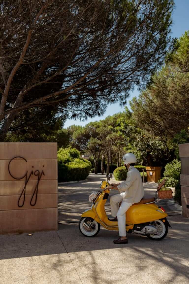 Vespa Primavera 125 Vespa x Gigi｜夏のリゾートが最高に似合うスクーター！ 伝統の名機がバカンス仕様に。ベスパとジジが贈る最高にエレガントなコラボモデル「プリマベーラ125 ジジ・エディション」が登場【海外】