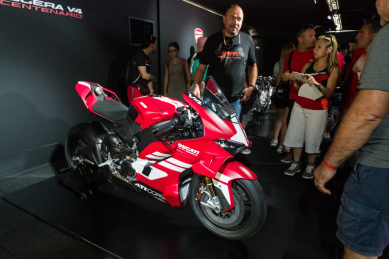 世界限定500台で販売される『パニガーレV4チェンテナリオ』は、ドゥカティ100周年記念の特別モデルだ。｜来場12万人、パレードは驚異の18km！ドゥカティ100周年記念の『WDW2026』が史上最高のド迫力【マルケス、バニャイア、ストーナーも】