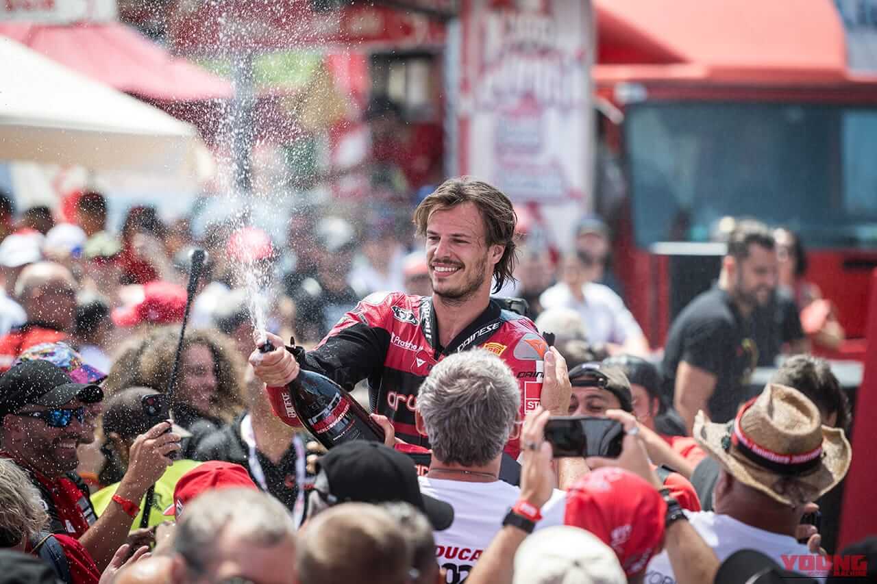 『レース・オブ・チャンピオンズ』を制したのはWSBKライダーのニッコロ・ブレガ。祝福のシャンパンを観客たちと分け合った。（写真提供：ドゥカティ）｜来場12万人、パレードは驚異の18km！ドゥカティ100周年記念の『WDW2026』が史上最高のド迫力【マルケス、バニャイア、ストーナーも】