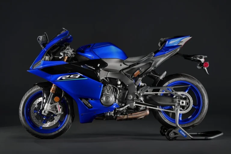 Yamaha YZF-R9|最軽量フレームとブレンボの融合。斬新な新色ブルー×レッドが加わったヤマハ「YZF-R9」2027年モデルが北米で登場