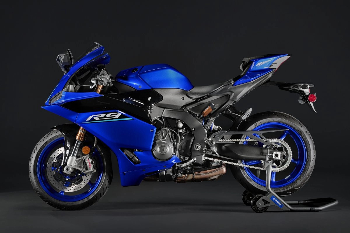 Yamaha YZF-R9|最軽量フレームとブレンボの融合。斬新な新色ブルー×レッドが加わったヤマハ「YZF-R9」2027年モデルが北米で登場