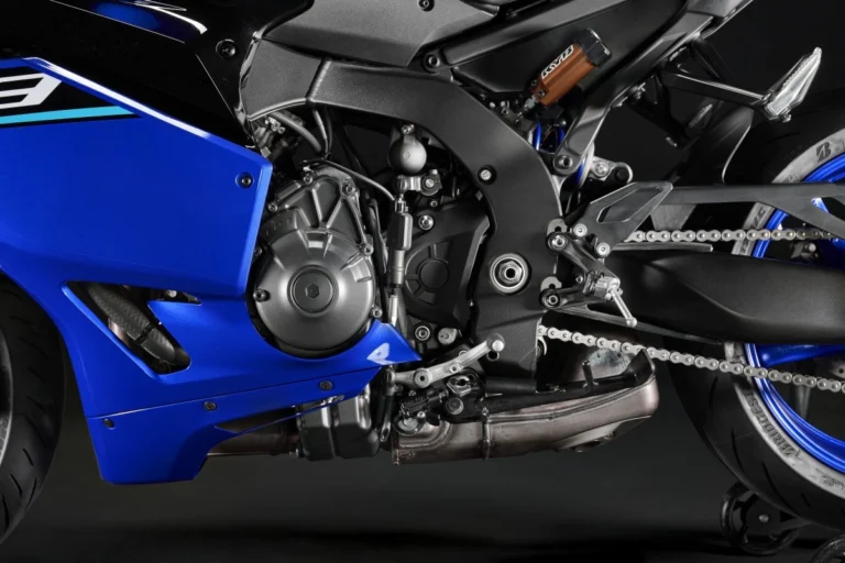 Yamaha YZF-R9|最軽量フレームとブレンボの融合。斬新な新色ブルー×レッドが加わったヤマハ「YZF-R9」2027年モデルが北米で登場