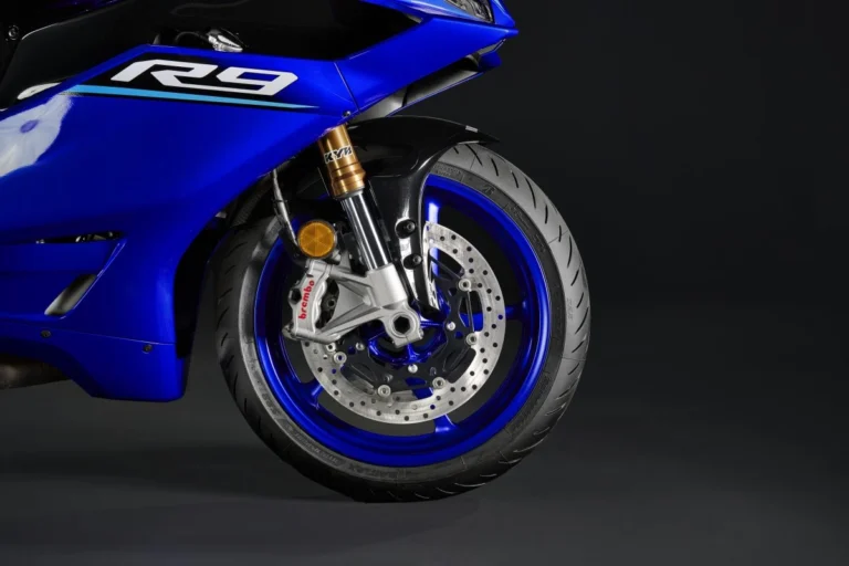 Yamaha YZF-R9|最軽量フレームとブレンボの融合。斬新な新色ブルー×レッドが加わったヤマハ「YZF-R9」2027年モデルが北米で登場